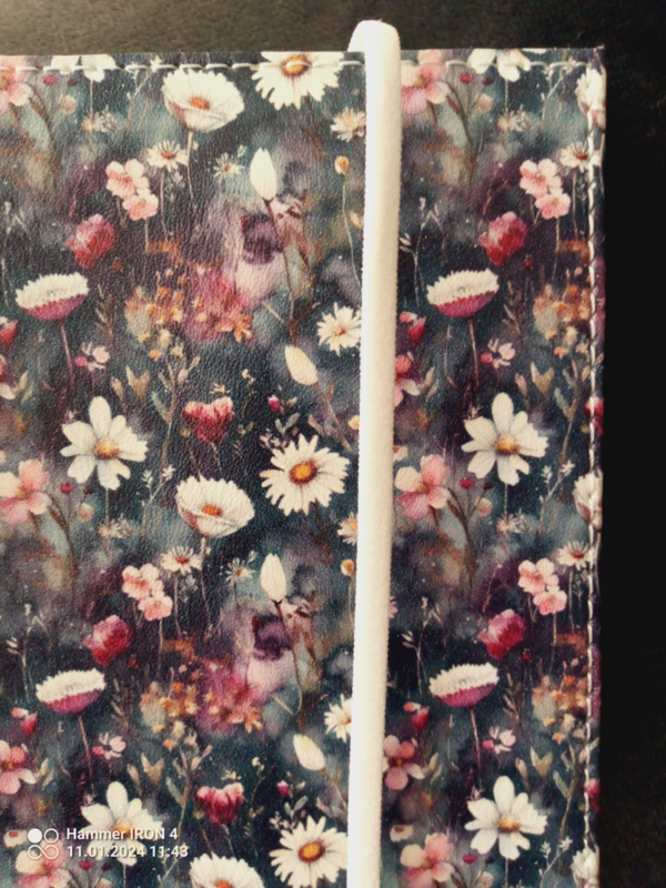 Bijbelhoes kunstleer met print aquarel margrieten Diana - Afbeelding 2