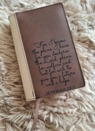Bijbelhoes Vegan Leather Mocca (incl. gravure) voor de JB Schoolbijbel