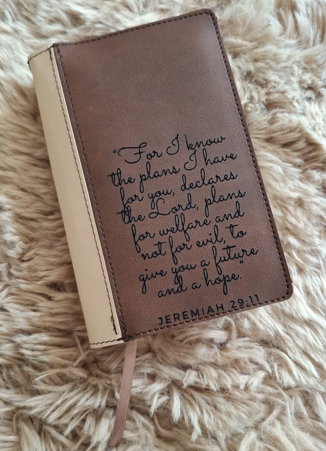 Bijbelhoes Vegan Leather Mocca (incl. gravure) voor de JB Schoolbijbel