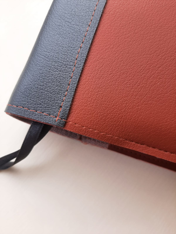 Luxe Bijbelhoes Vegan Leather Roestbruin inclusief rug van Kunstleer Antraciet - Afbeelding 2
