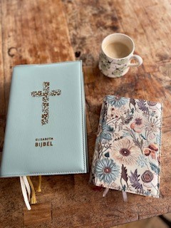 Bijbelhoes Kunstleer met print imitatie borduurwerk Rose beige - Afbeelding 5