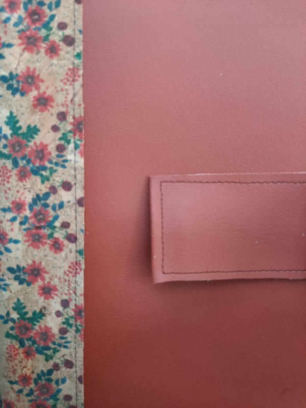 Luxe Bijbelhoes Vegan Leather Roestbruin met rug van Flower Kurk - Afbeelding 2