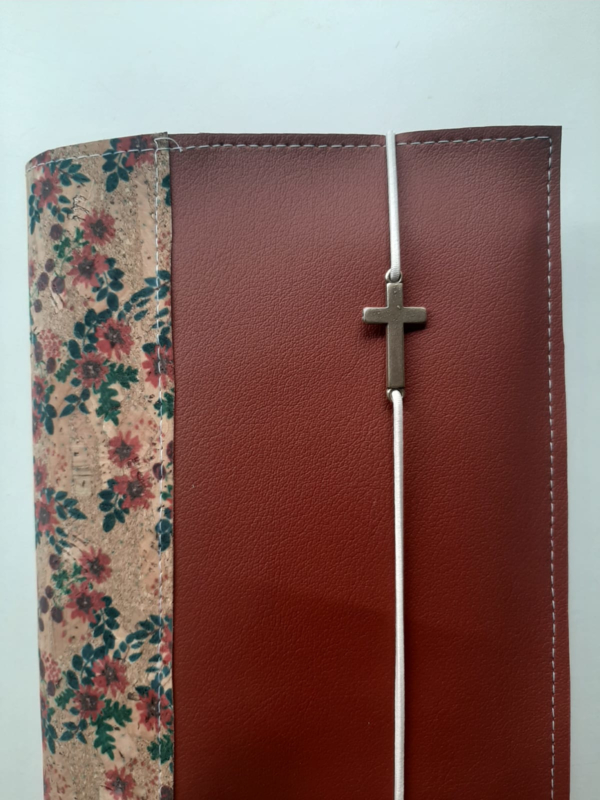 Luxe Bijbelhoes Vegan Leather Roestbruin met rug van Flower Kurk - Afbeelding 3