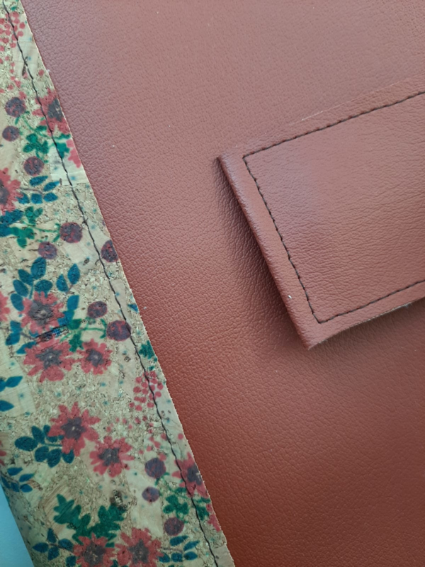 Luxe Bijbelhoes Vegan Leather Roestbruin met rug van Flower Kurk - Afbeelding 4