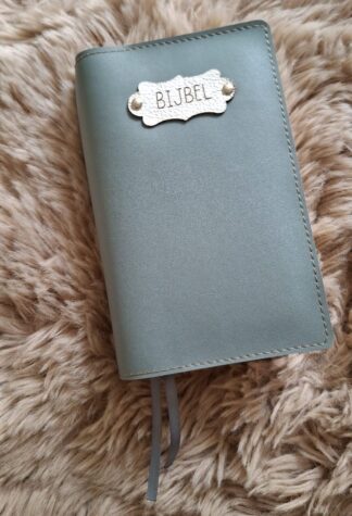 Zij Lacht Bijbel (1e uitgave): Bijbelhoes Vegan Leather oud groen incl. luxe label
