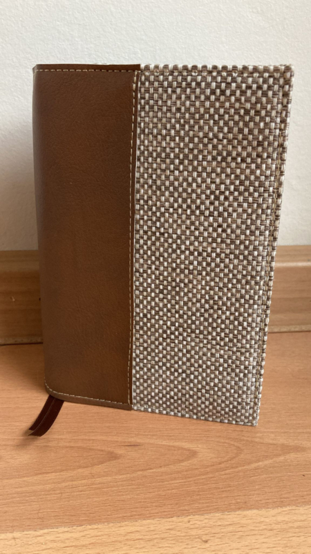 Bijbelhoes Luxe Kunstleer Naturel, grof geweven, met rug van Vegan Leather Bruin - Afbeelding 2