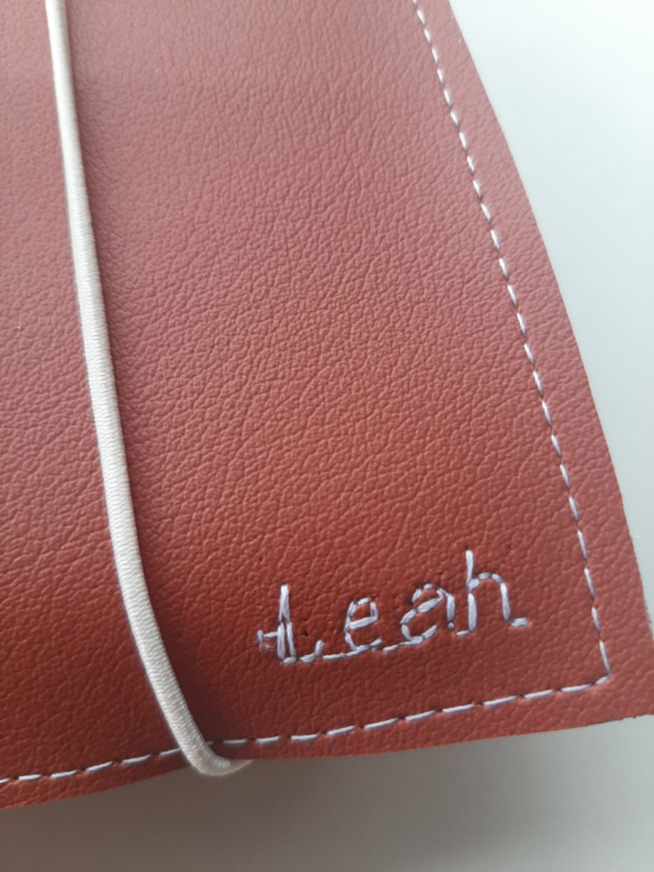 Luxe Bijbelhoes Vegan Leather Roestbruin met rug van Flower Kurk - Afbeelding 5
