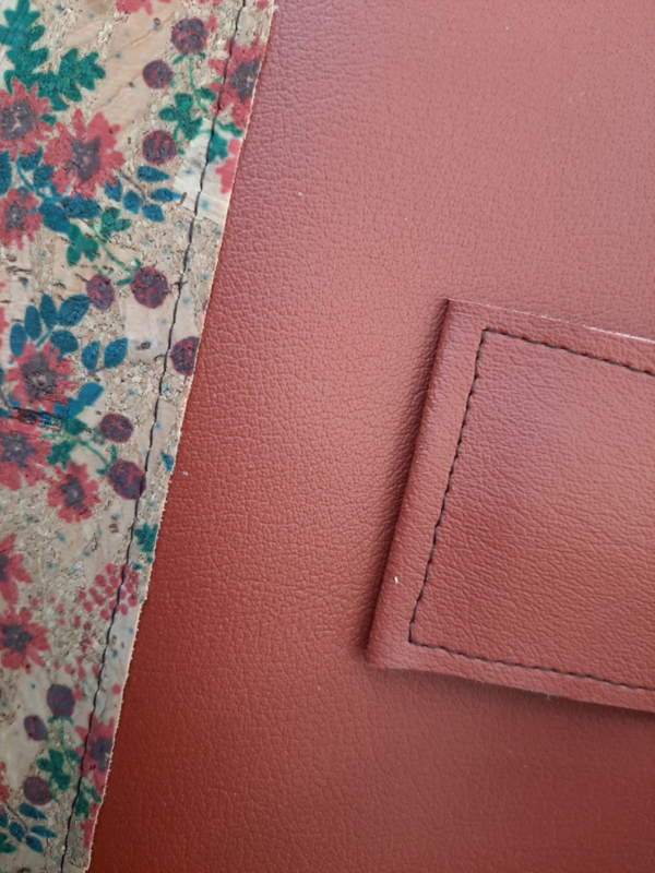 Luxe Bijbelhoes Vegan Leather Roestbruin met rug van Flower Kurk - Afbeelding 6