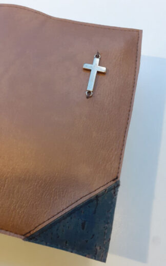 HSV met psalmen 13,5 cm(2017): Bijbelhoes Vegan leather Cognac met schuine hoeken van kurk jeans