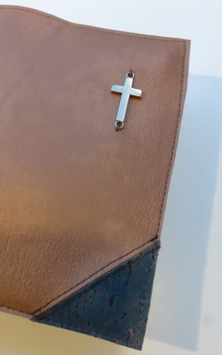 HSV met psalmen 13,5 cm(2017): Bijbelhoes Vegan leather Cognac met schuine hoeken van kurk jeans