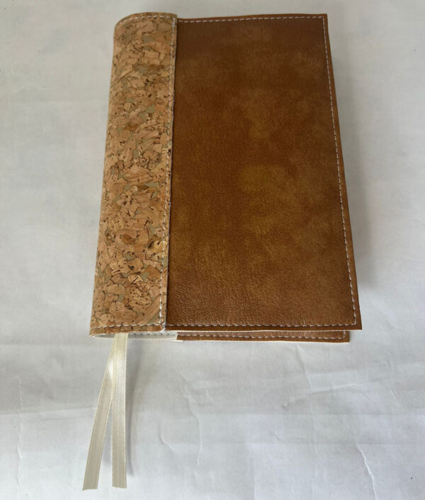 BGT 18.8 X 29.3: Bijbelhoes Vegan Leather Cognac met kurk rug