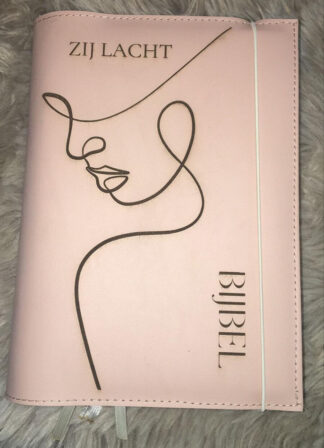 Zij Lacht Bijbel NBV21: Bijbelhoes Vegan Leather Zacht Peach incl. gravure