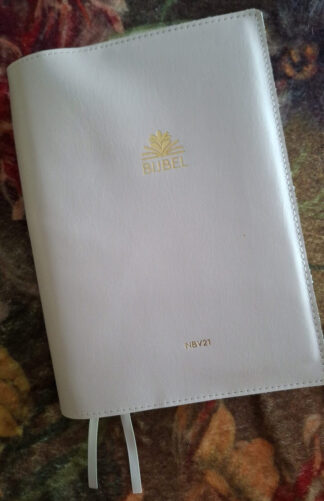 Zij Lacht Bijbel NBV21: Bijbelhoes leer off white incl. gravure Zij Lacht Logo