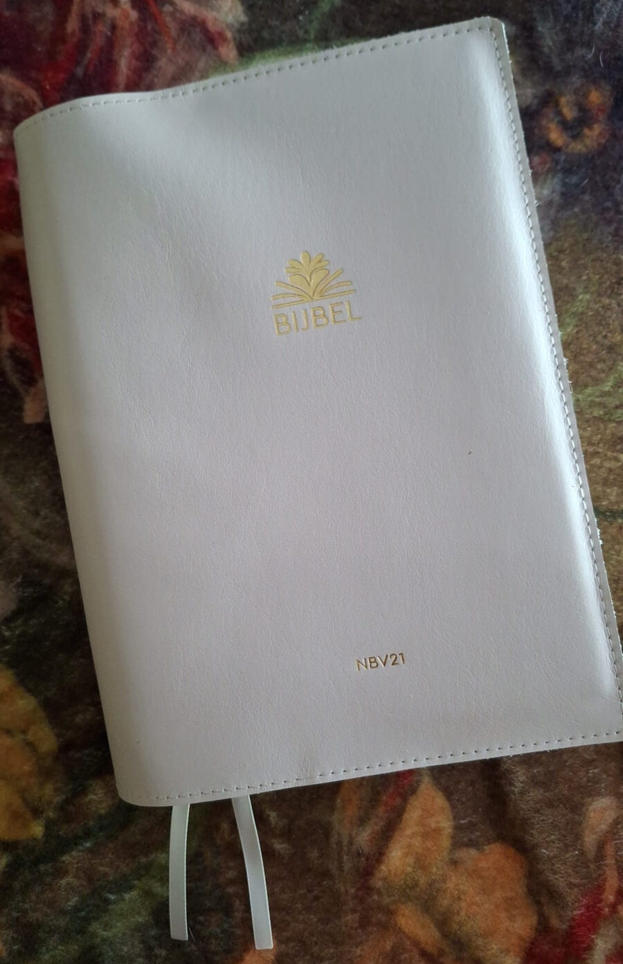 Zij Lacht Bijbel NBV21: Bijbelhoes leer off white incl. gravure Zij Lacht Logo