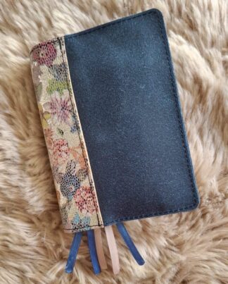 Zij Lacht Bijbel Pocketbijbel: Bijbelhoes vintage leer blauw incl. bloemen rug