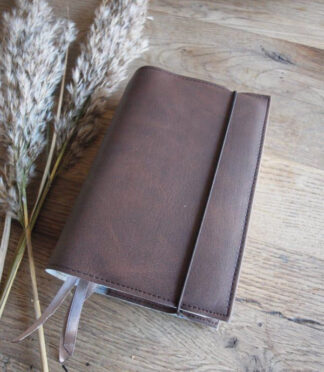 GBS zakbijbel hoogte 12,8 cm x omtrek (3 zijdes, zonder blz): 21 cm Bijbelhoes bruin vegan