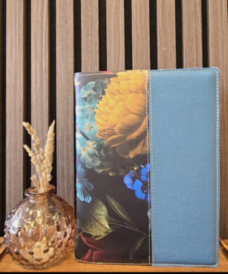 Bijbelhoes Kunstleer magnolia met petrol blauw