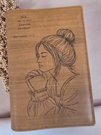 Voorbeeld van een gravure op een Bijbelhoes