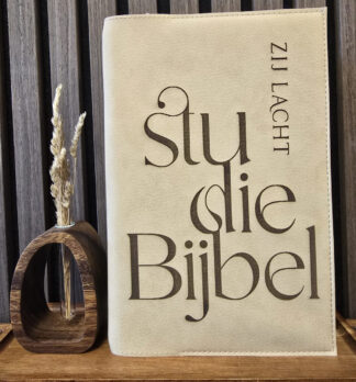 Zij Lacht Studiebijbel: Bijbelhoes Vegan Leather Sand incl.gravure
