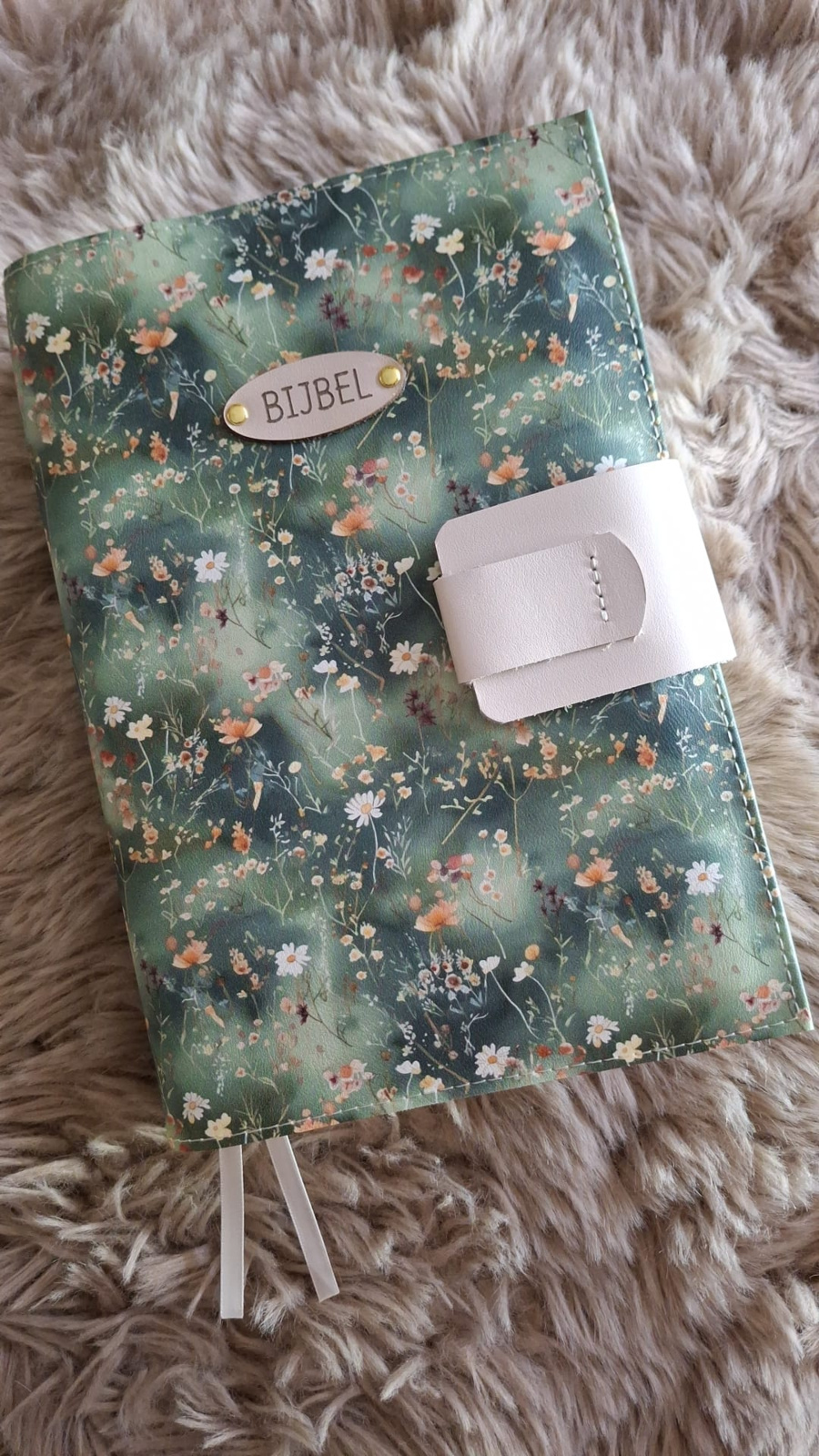 Bijbel met handgemaakte hoes
