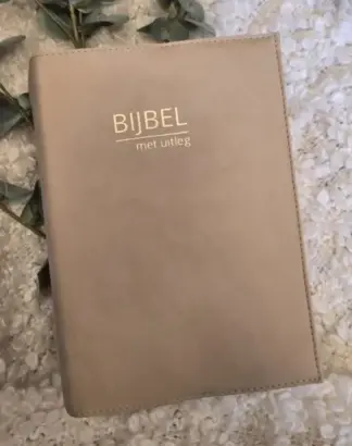 Zij Lacht Bijbel HSV: Bijbelhoes Vegan Leather Sand incl. opdruk goud Zij Lacht Logo