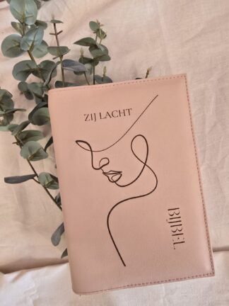 Zij Lacht Bijbel (1e uitgave): Bijbelhoes Vegan Leather Zacht Peach incl. gravure