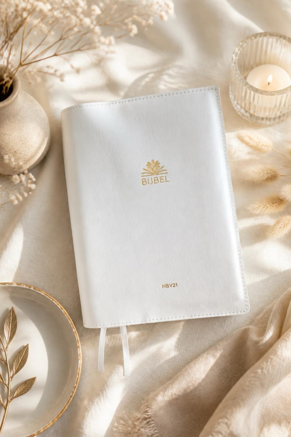 Witte Bijbelhoes met goudopdruk